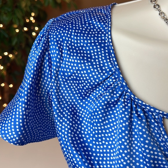 💙BANANA REPUBLIC BLUE & WHITE RUFFLE SHORT SLEEVE TOP SIZE SMALL💙 - Picture 9 of 14